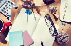 Descubra Como a Organização da Mesa de Trabalho Pode te Ajudar  